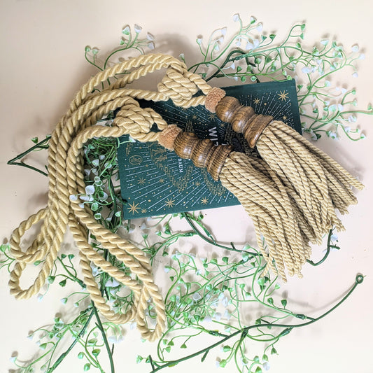 Set of 2 tassels with wood and plush