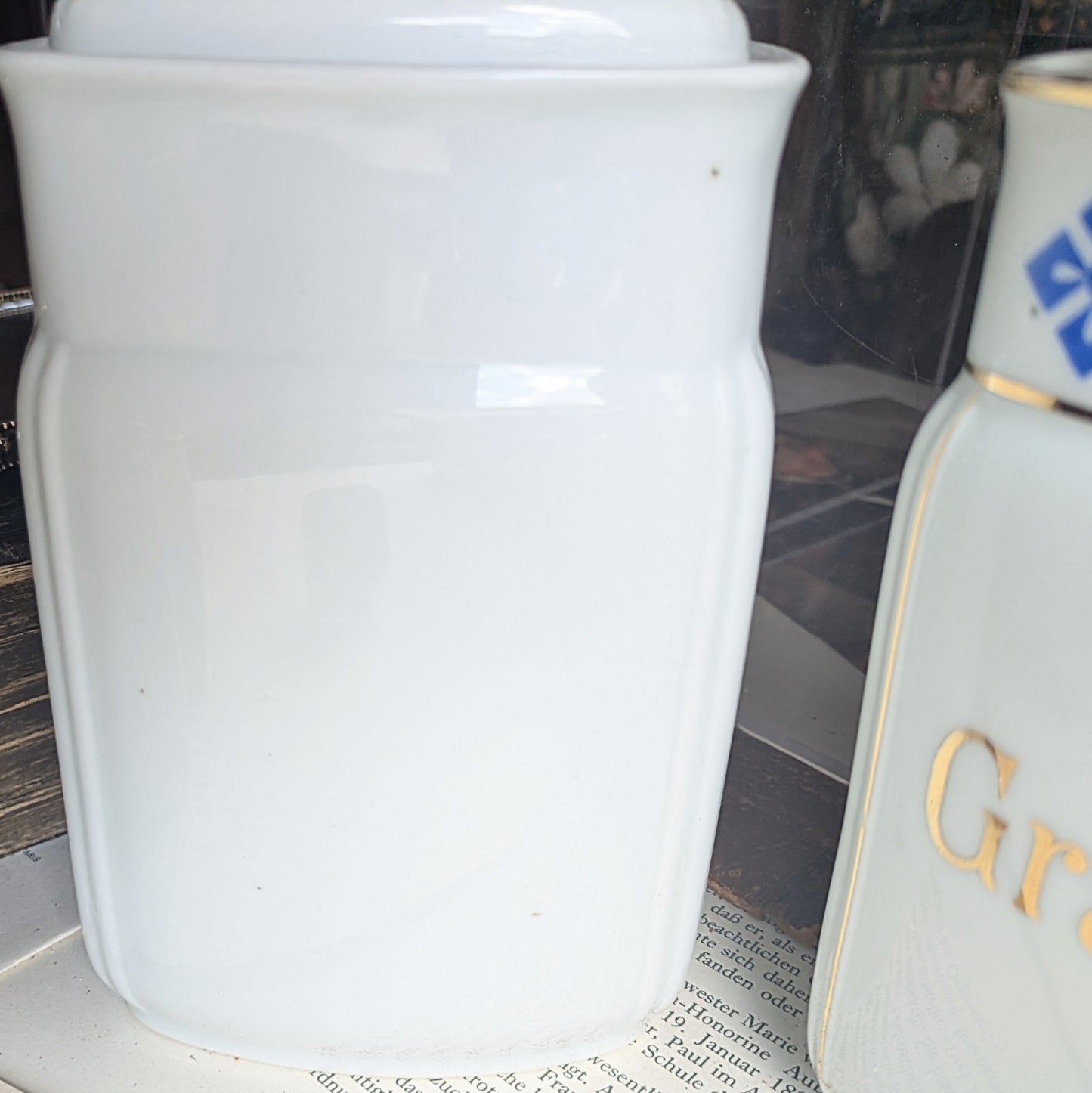 Porcelain storage jars in blue and white