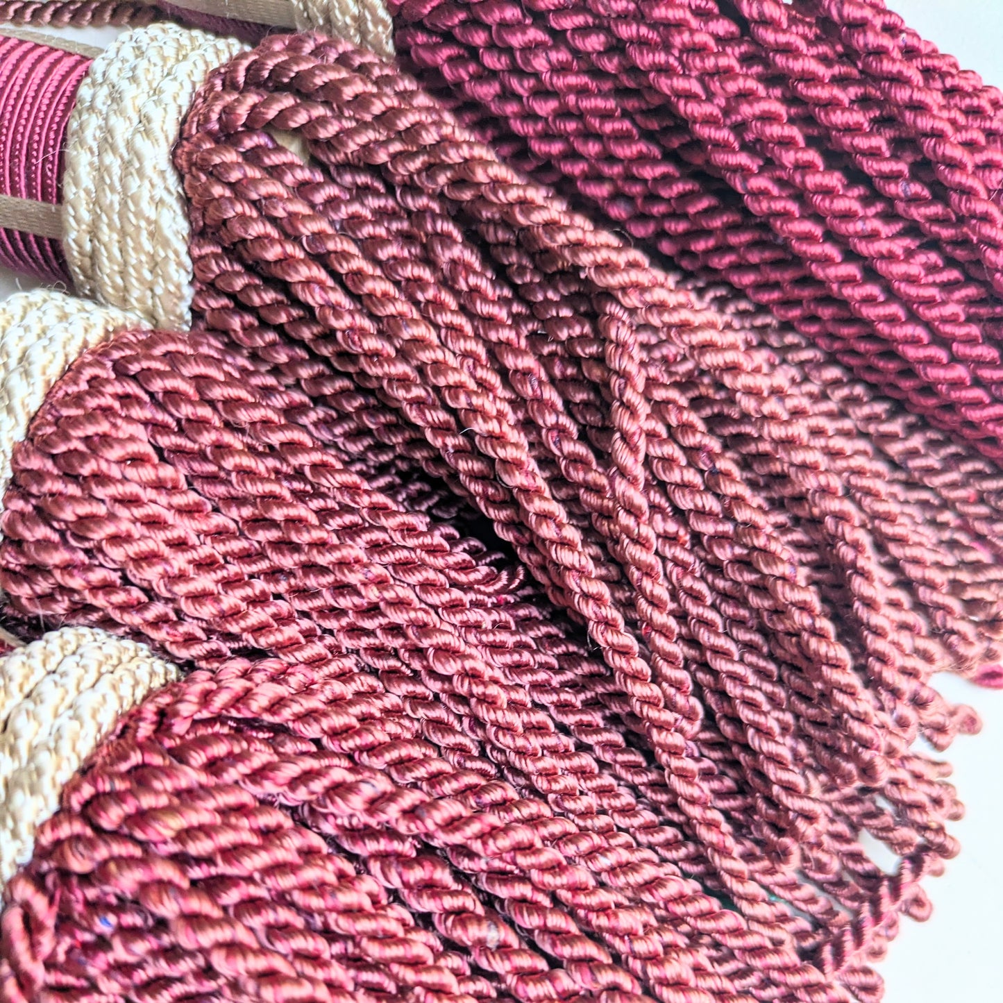 Set of 6 red tassels