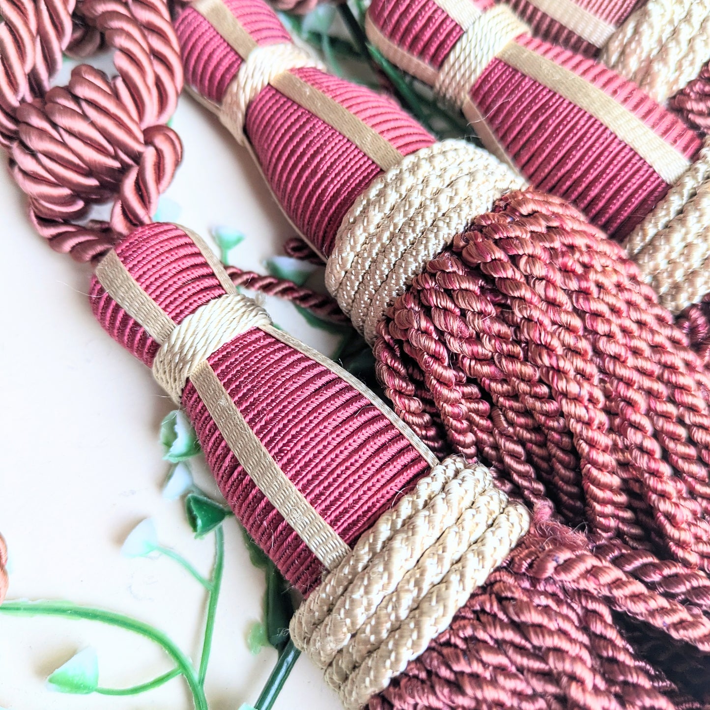 Set of 6 red tassels