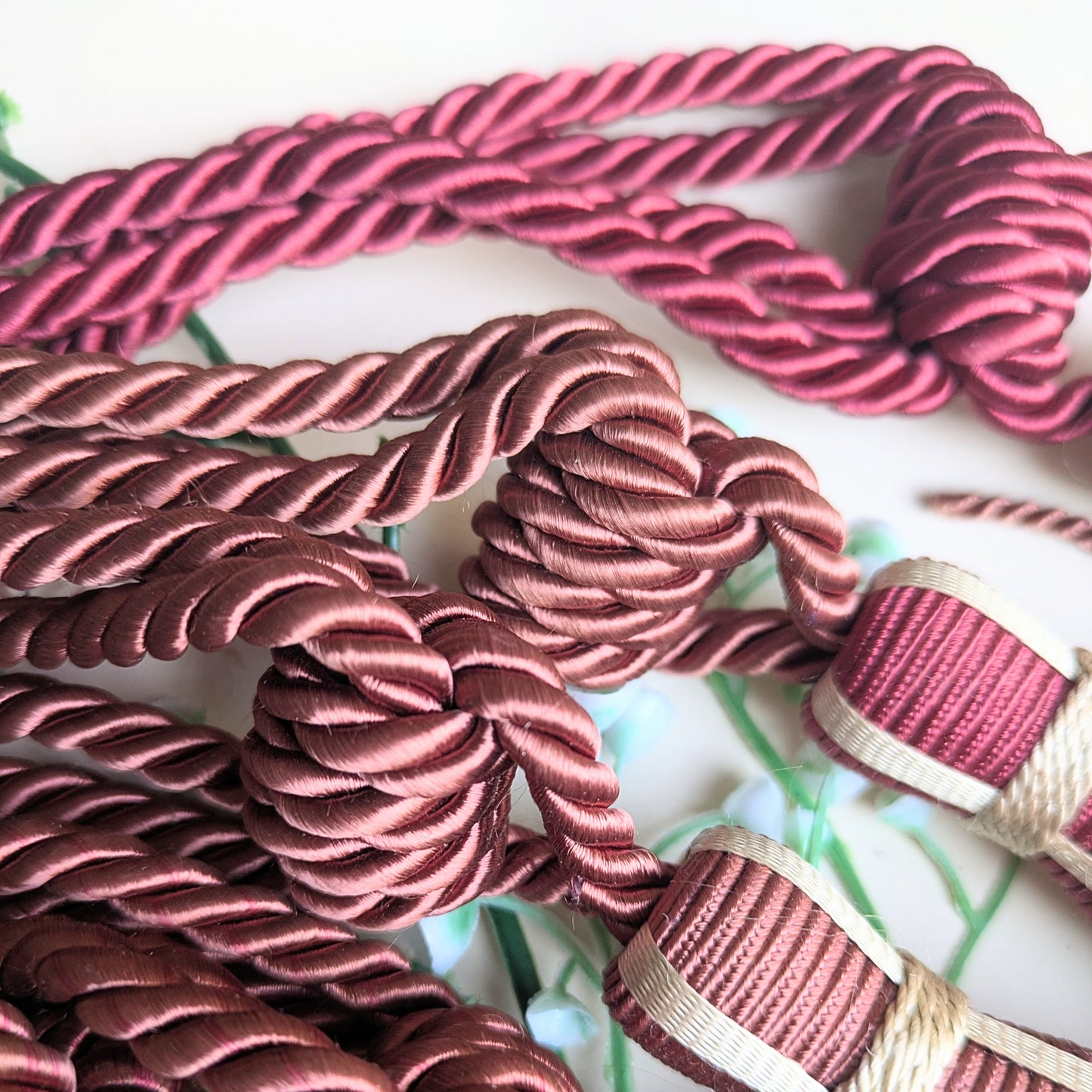 Set of 6 red tassels