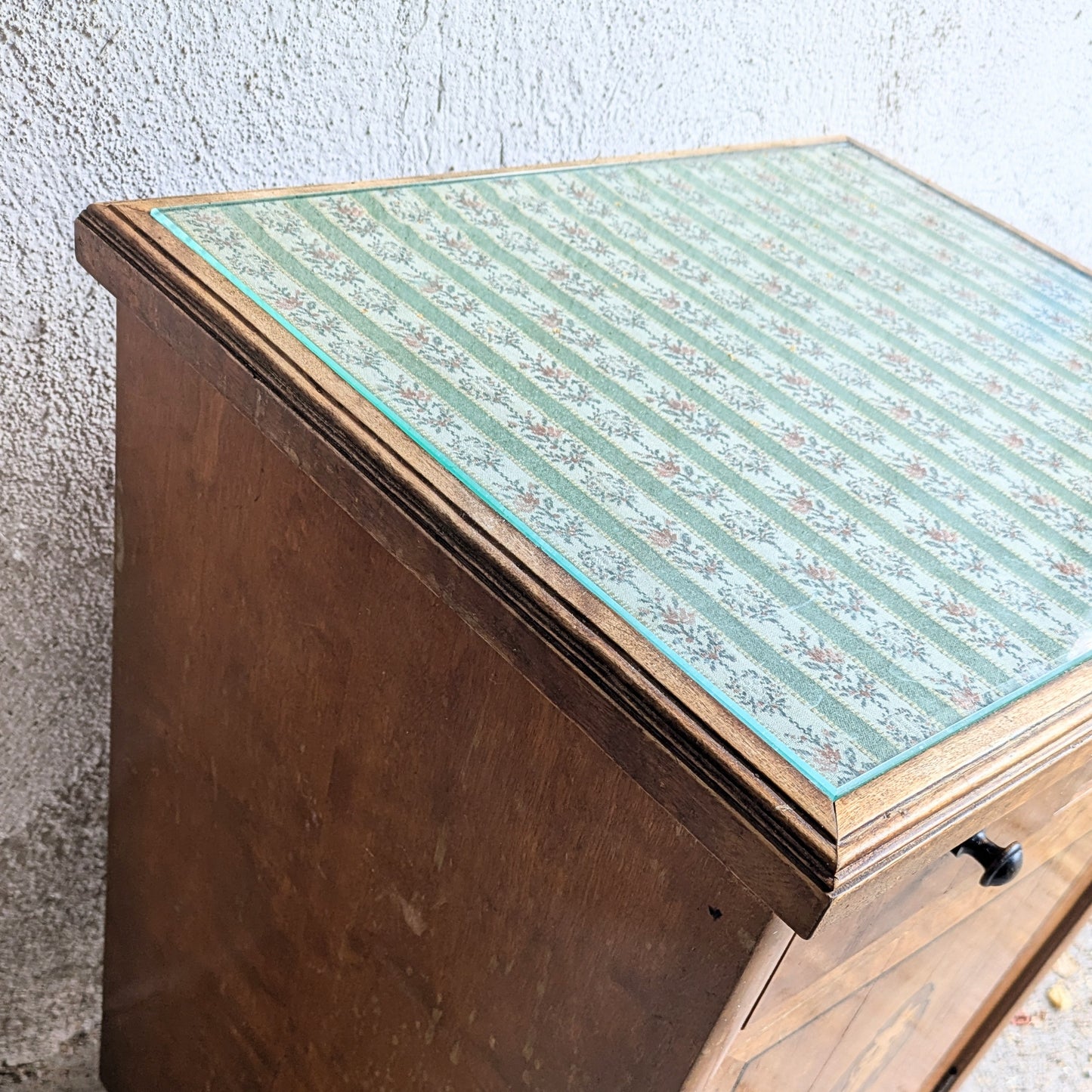 Small chest of drawers with inlays