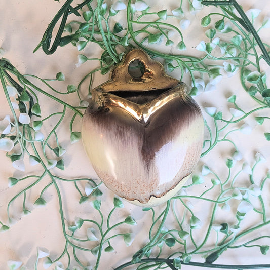 Wall vase heart-shaped gold