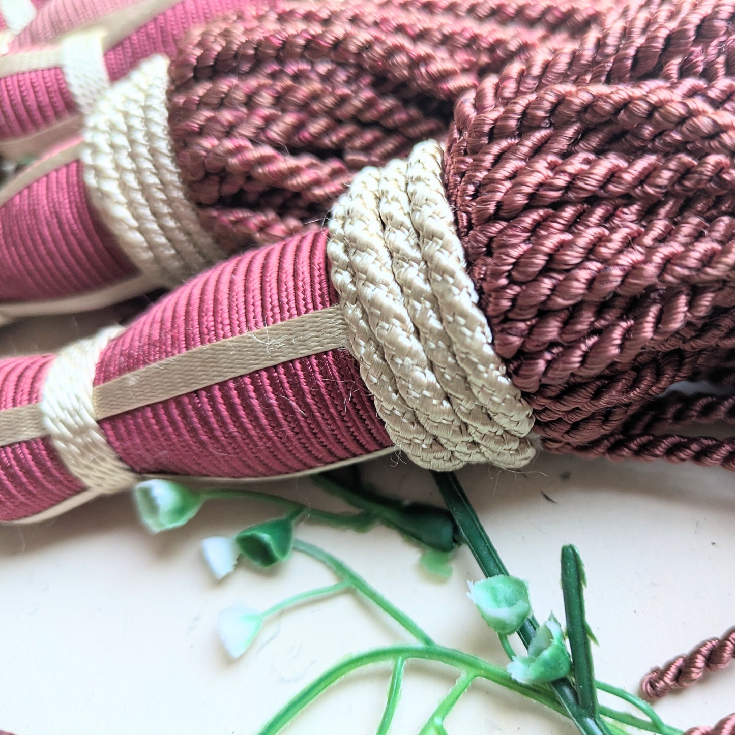 Set of 6 red tassels