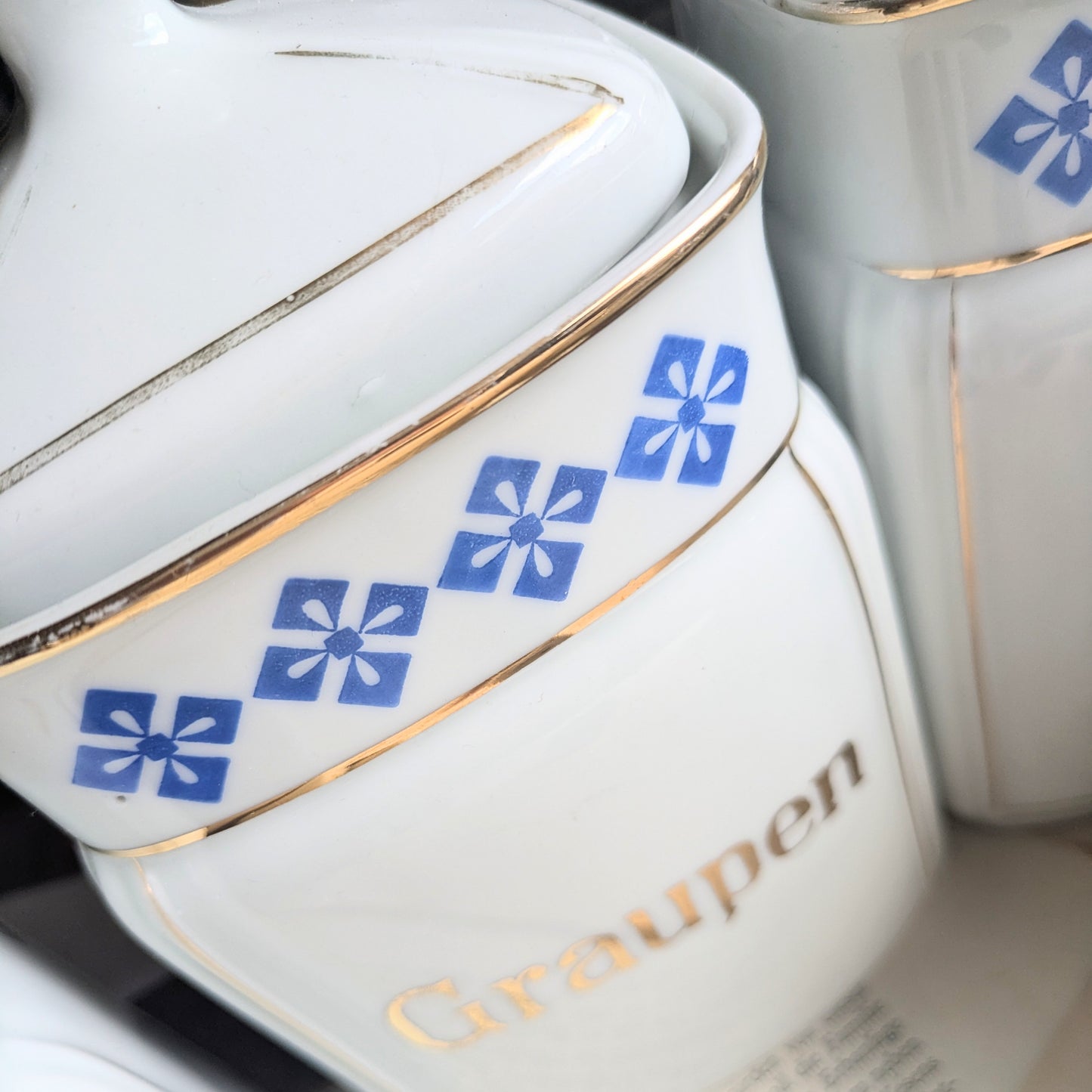 Porcelain storage jars in blue and white